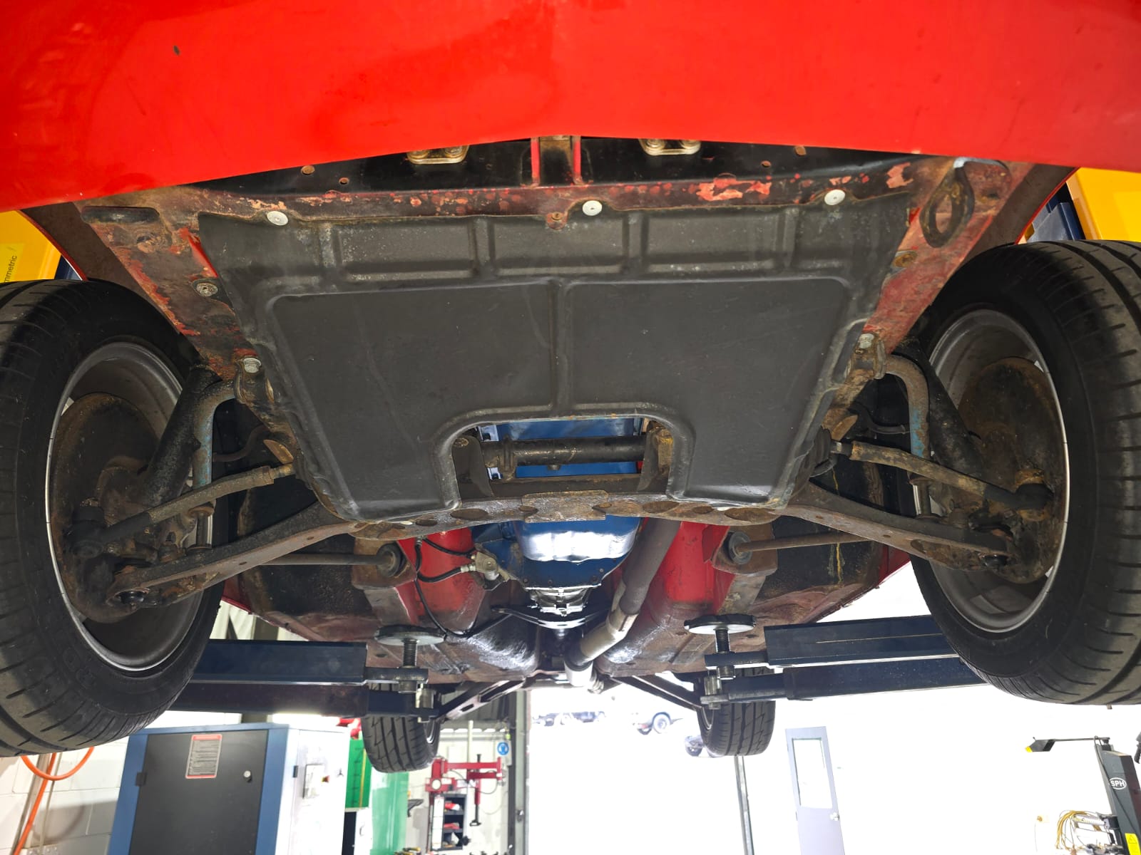 Nissan 240Z front underbody, crossmember and suspension before dry ice blasting